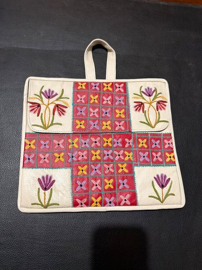 Lot de 3 pochettes en cuir de couleur, décor...