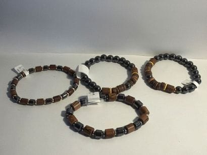 Lot de 4 bracelets en pierre dure, bois et...