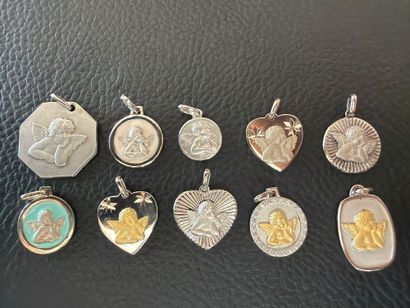 Lot de 23 médailles religieuses en argent...