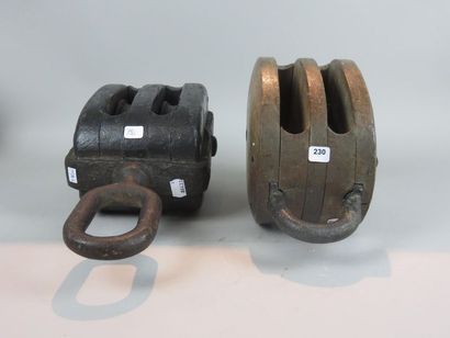 Ensemble de deux poulies à un réa pour l'une...