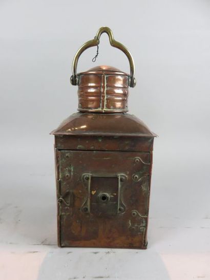 Fanal en cuivre et laiton. Modèle à cheminée....
