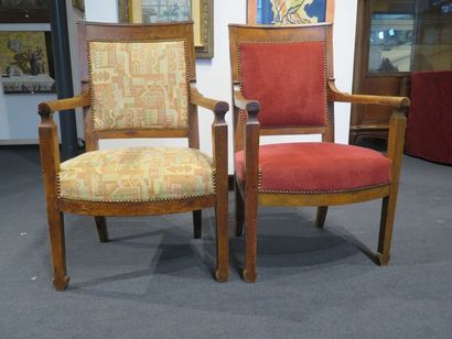Paire de fauteuils en merisier, accotoirs...