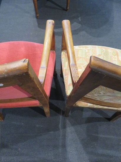 Paire de fauteuils en merisier, accotoirs...
