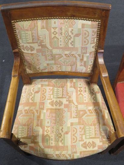 Paire de fauteuils en merisier, accotoirs...