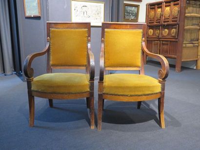 Paire de fauteuils en merisier, accotoirs...