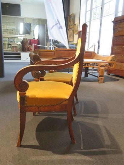 Paire de fauteuils en merisier, accotoirs...