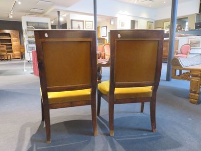 Paire de fauteuils en merisier, accotoirs...