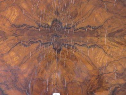 Table basse en placage de ronce de noyer...