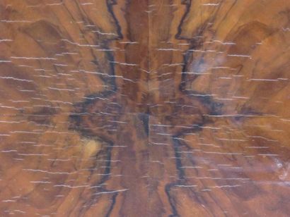 Table basse en placage de ronce de noyer...