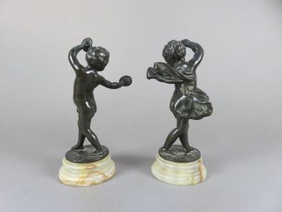 D'après CLODION Paire de putti musiciens...