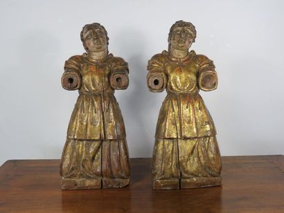 Paire de sculptures en sapin figurant des...