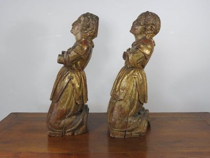 Paire de sculptures en sapin figurant des...