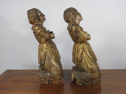 Paire de sculptures en sapin figurant des...