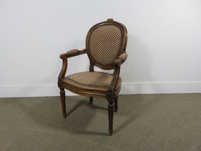 Fauteuil d’enfant en hêtre mouluré et sculpté,...