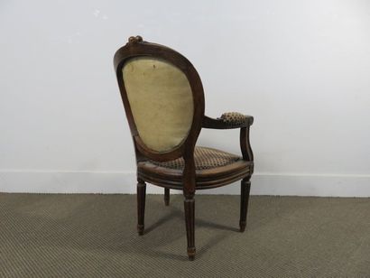 Fauteuil d’enfant en hêtre mouluré et sculpté,...