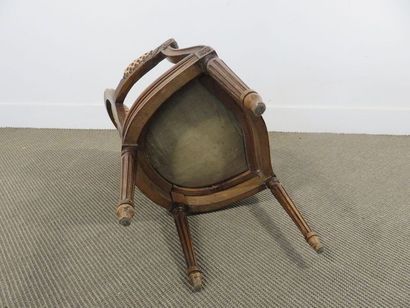 Fauteuil d’enfant en hêtre mouluré et sculpté,...