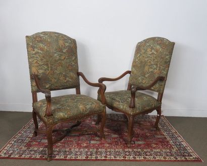 Paire de fauteuils en noyer mouluré et sculpté...