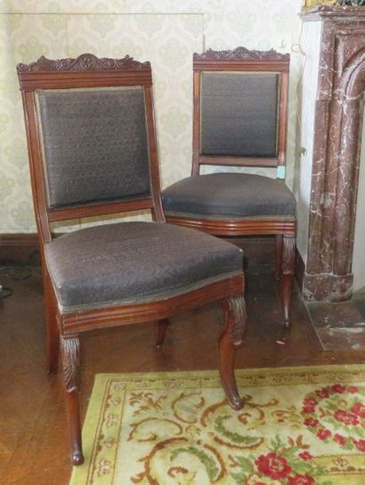Suite de cinq chaises en acajou mouluré et...