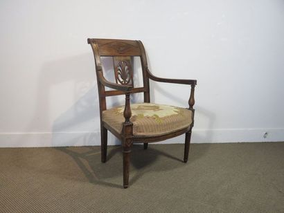 Fauteuil en hêtre teinté mouluré, le dossier...
