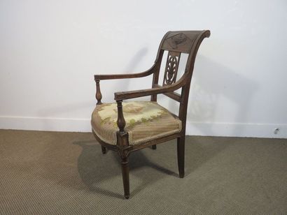 Fauteuil en hêtre teinté mouluré, le dossier...