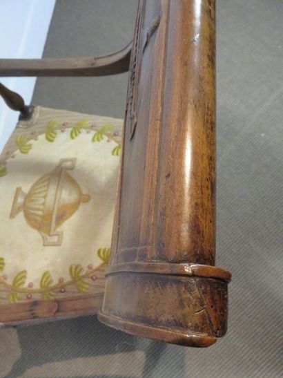 Fauteuil en hêtre teinté mouluré, le dossier...