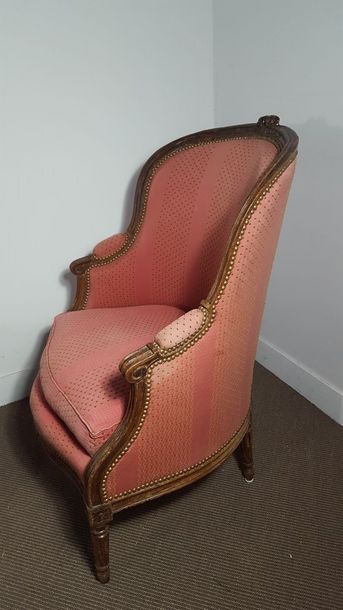 Bergère en hêtre mouluré et sculpté à dossier...