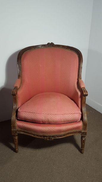 Bergère en hêtre mouluré et sculpté à dossier...
