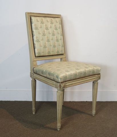 Chaise en bois laqué crème mouluré, dossier...