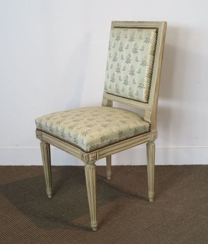 Chaise en bois laqué crème mouluré, dossier...