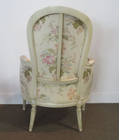 Bergère en bois laqué crème, dossier arrondi,...