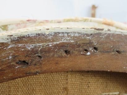 Bergère en bois laqué crème, dossier arrondi,...