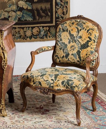 Fauteuil à dossier plat en hêtre mouluré...