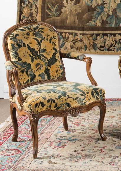 Fauteuil à dossier plat en noyer mouluré...