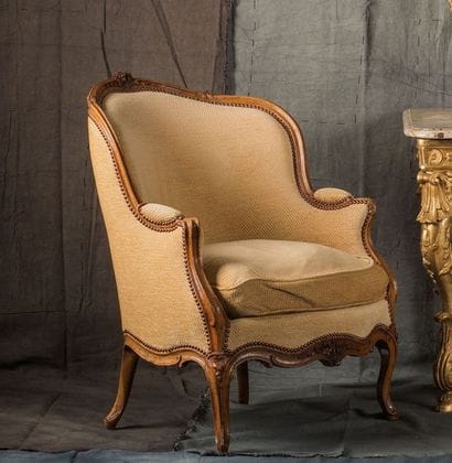 Large bergère en corbeille en noyer mouluré...