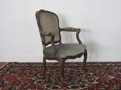 Fauteuil en hêtre mouluré et sculpté de fleurettes,...