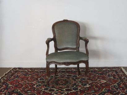Fauteuil en hêtre mouluré et sculpté de fleurettes,...