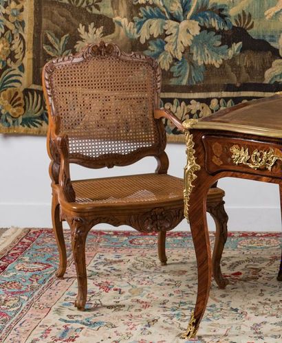 Fauteuil en hêtre mouluré et sculpté à assise...