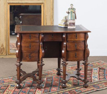 Bureau Mazarin en merisier. Il ouvre à six...