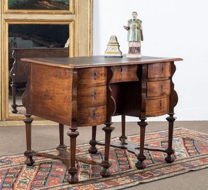 Bureau Mazarin en merisier. Il ouvre à six...