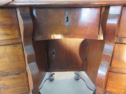 Bureau Mazarin en merisier. Il ouvre à six...