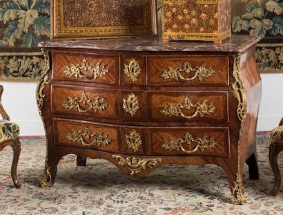 Commode bombée et galbée en placage de bois...