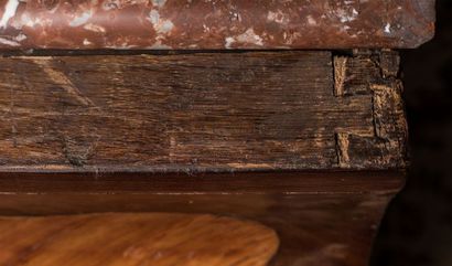 Commode bombée et galbée en placage de bois...