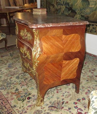 Commode bombée et galbée en placage de bois...