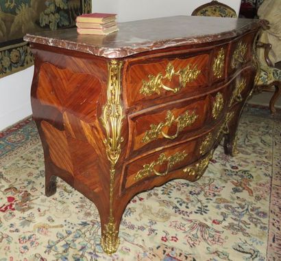 Commode bombée et galbée en placage de bois...