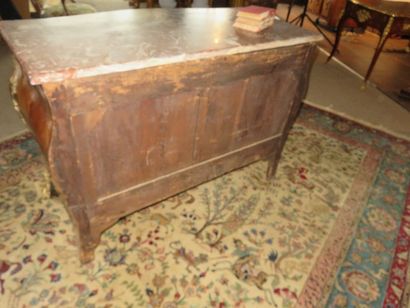 Commode bombée et galbée en placage de bois...