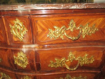 Commode bombée et galbée en placage de bois...