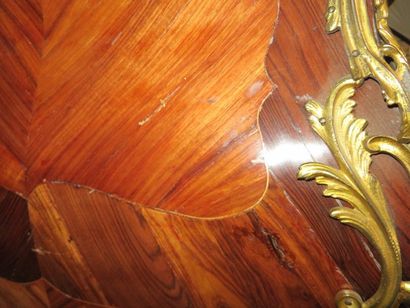 Commode bombée et galbée en placage de bois...