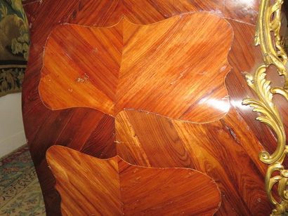 Commode bombée et galbée en placage de bois...