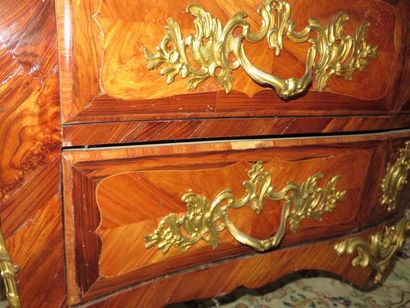 Commode bombée et galbée en placage de bois...