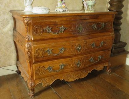 Commode en noyer galbée et bombée, façade...